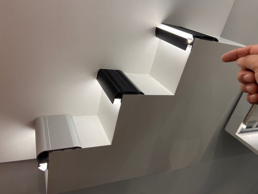 Battiscopa che accende la striscia di profilo del pannello di carta e gesso LED per l'armadietto dell'ufficio del guardaroba
